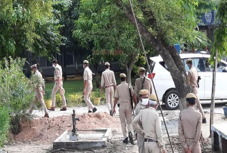 मैनपुरी छात्रा की मौत का मामला: एसआईटी ने घटना वाले कमरे से शुरू की जांच, क्राइम सीन किया रीक्रिएट नवोदय विद्यालय में जांच टीम