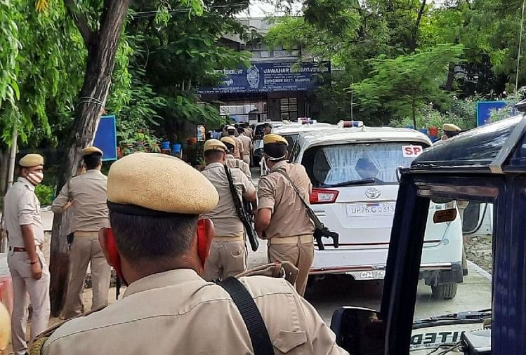 मैनपुरी छात्रा की मौत का मामला: एसआईटी ने घटना वाले कमरे से शुरू की जांच, क्राइम सीन किया रीक्रिएट मैनपुरी छात्रा की मौत का मामला: एसआईटी ने शुरू की जांच