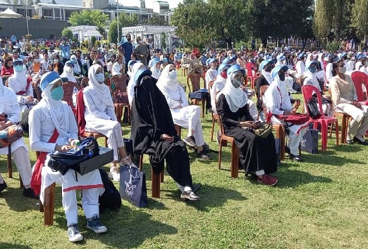 जम्मू-कश्मीर: डल झील पर मंडराए लड़ाकू विमान, करतब देखने पहुंचे स्कूली विद्यार्थी, देखिए तस्वीरें डल झील पर कार्यक्रम के दौरान पहुंचे विद्यार्थी और शिक्षक