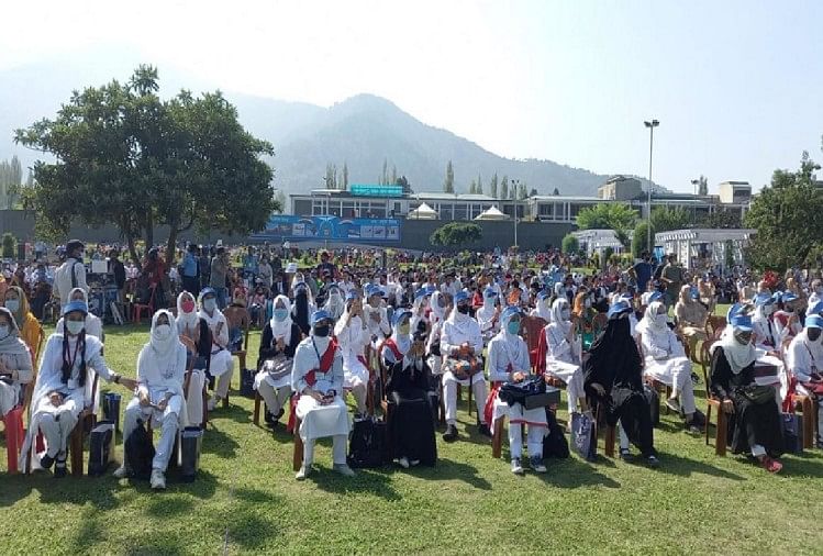 जम्मू-कश्मीर: डल झील पर मंडराए लड़ाकू विमान, करतब देखने पहुंचे स्कूली विद्यार्थी, देखिए तस्वीरें डल झील पर कार्यक्रम के दौरान पहुंचे विद्यार्थी और शिक्षक