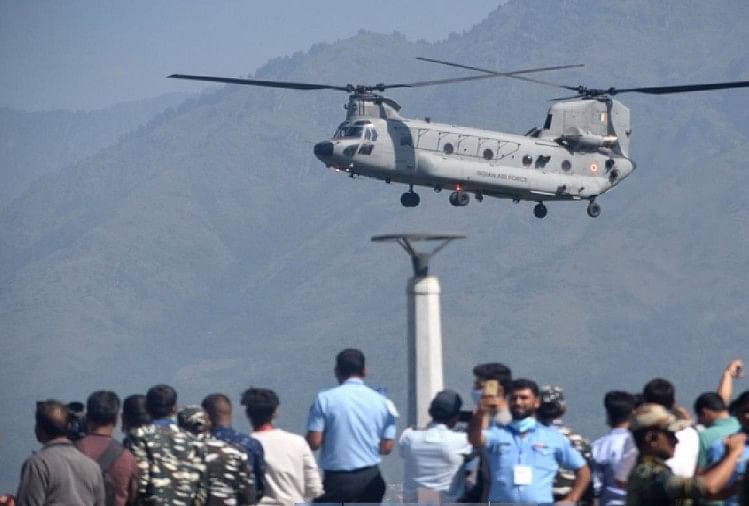 जम्मू-कश्मीर: डल झील पर मंडराए लड़ाकू विमान, करतब देखने पहुंचे स्कूली विद्यार्थी, देखिए तस्वीरें डल झील पर कार्यक्रम के दौरान पहुंचे विद्यार्थी और शिक्षक