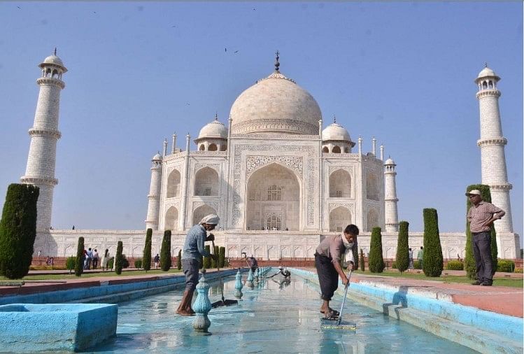 डेनमार्क की पीएम ने देखा ताजमहल: 'मिसाल-ए-मोहब्बत' की मुरीद हुईं मेट फ्रेड्रिक्सन, बताया बेहद खूबसूरत ताजमहल में नहर की सफाई करते मजदूर