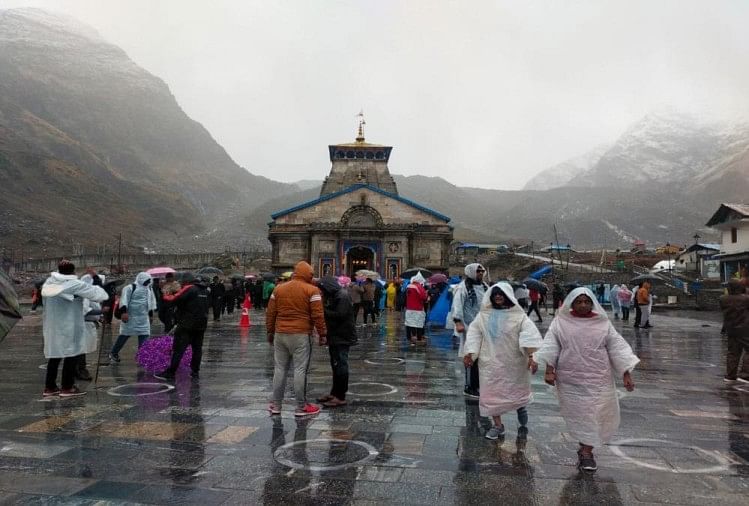 चारधाम यात्रा 2021: एक महीने में तीर्थयात्रियों की संख्या दो लाख पार, केदारनाथ में उमड़ा हुजूम, तस्वीरें केदारनाथ में तीर्थयात्री