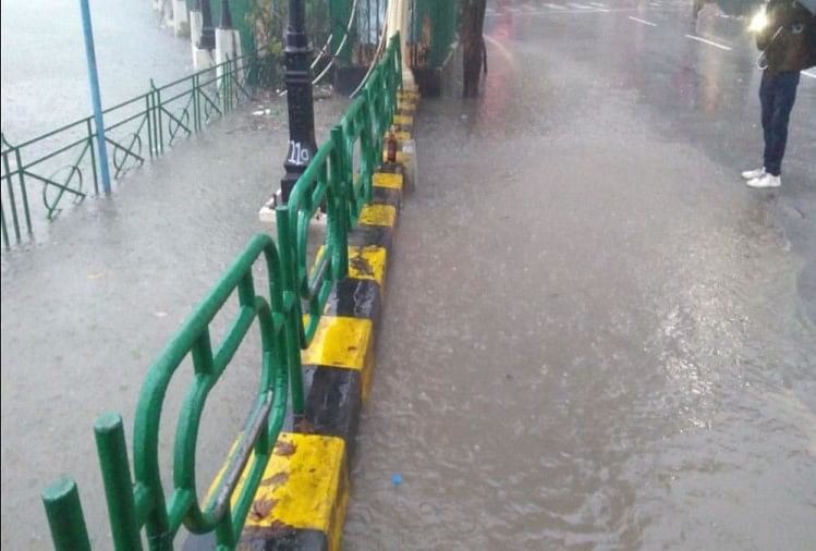 नैनीताल: सरोवर नगरी में मूसलाधार बारिश से उफनाई नैनीझील, माल रोड तक आया पानी, तस्वीरें मालरोड पर आया झील का पानी