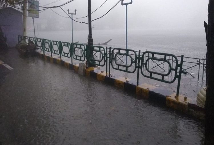 नैनीताल: सरोवर नगरी में मूसलाधार बारिश से उफनाई नैनीझील, माल रोड तक आया पानी, तस्वीरें मालरोड पर आया झील का पानी