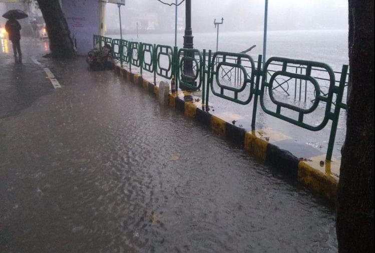 नैनीताल: सरोवर नगरी में मूसलाधार बारिश से उफनाई नैनीझील, माल रोड तक आया पानी, तस्वीरें मालरोड पर आया झील का पानी
