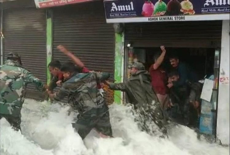 उत्तराखंड आपदा: नैनीताल-टनकपुर के क्षेत्रवासियों के लिए देवदूत बनी सेना, 300 से ज्यादा लोगों को जान पर खेलकर बचाया, तस्वीरें सेना के जवानों ने लोगों को बचाया