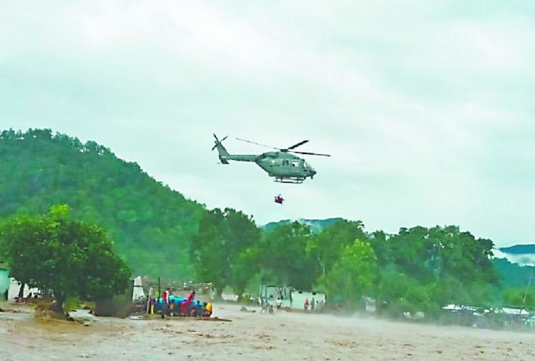 उत्तराखंड आपदा: नैनीताल-टनकपुर के क्षेत्रवासियों के लिए देवदूत बनी सेना, 300 से ज्यादा लोगों को जान पर खेलकर बचाया, तस्वीरें कोसी नदी में फंसे लोगों को हेलीकॉप्टरसे निकाला