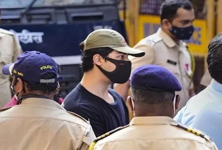 Aryan Khan Drug Case: पहली बार जेल में बेटे से मिलने पहुंचे शाहरुख खान, मीडिया से बात करने से किया परहेज आर्यन खान
