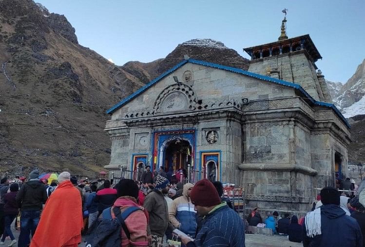 चारधाम यात्रा 2021: एक महीने में तीर्थयात्रियों की संख्या दो लाख पार, केदारनाथ में उमड़ा हुजूम, तस्वीरें केदारनाथ धाम में तीर्थयात्री