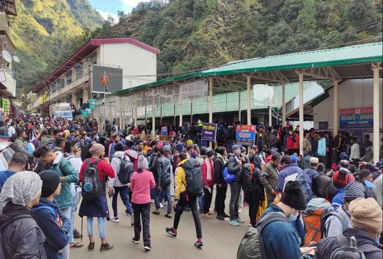 चारधाम यात्रा 2021: एक महीने में तीर्थयात्रियों की संख्या दो लाख पार, केदारनाथ में उमड़ा हुजूम, तस्वीरें केदारनाथ धाम में तीर्थयात्री