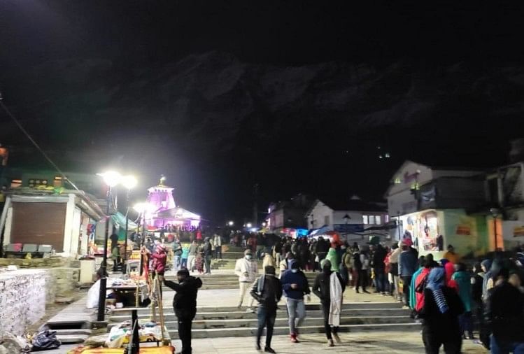 चारधाम यात्रा 2021: एक महीने में तीर्थयात्रियों की संख्या दो लाख पार, केदारनाथ में उमड़ा हुजूम, तस्वीरें केदारनाथ धाम में तीर्थयात्री