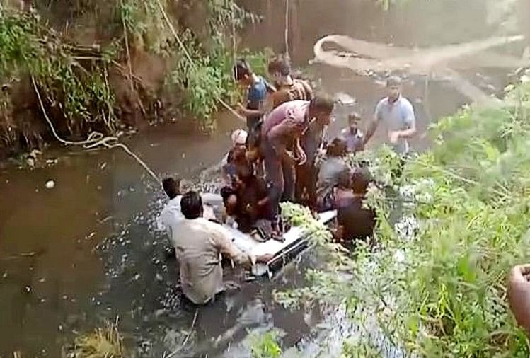 आगरा में ग्रामीण बने 'देवदूत': पानी में डूब रही स्कूल वैन में फंसे 11 बच्चों की बचाई जिंदगी, देखें तस्वीरें आगरा: स्कूल वैन की छत पर खड़े बच्चे