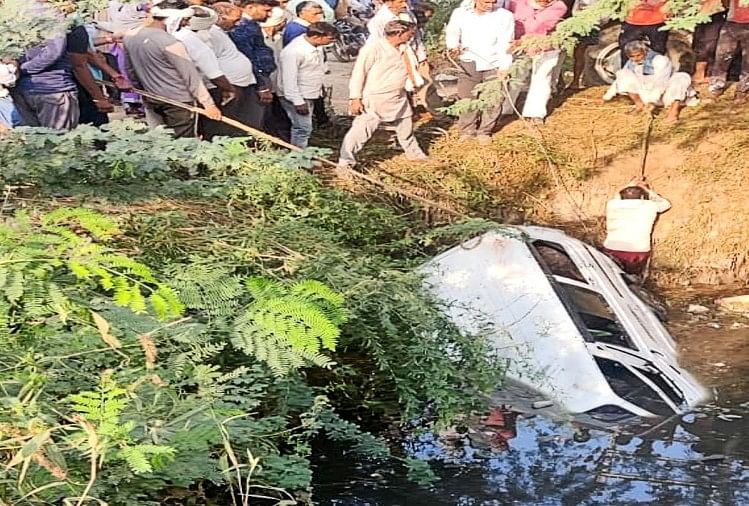 आगरा में ग्रामीण बने 'देवदूत': पानी में डूब रही स्कूल वैन में फंसे 11 बच्चों की बचाई जिंदगी, देखें तस्वीरें आगरा: गड्ढे में गिरी स्कूल वैन को निकालते ग्रामीण