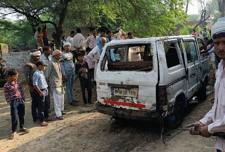 आगरा में ग्रामीण बने 'देवदूत': पानी में डूब रही स्कूल वैन में फंसे 11 बच्चों की बचाई जिंदगी, देखें तस्वीरें ग्रामीणों ने स्कूल वैन को बाहर निकाला