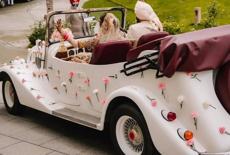 Vintage cars in marriage