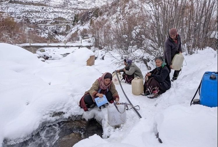 हिमाचल: एक फीट बर्फ में खड्ड से पीठ पर पानी ढोने को मजबूर हैं महिलाएं Himachal News: snowfall in Lahaul spiti No water supply in village