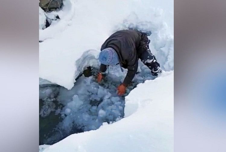 हिमाचल: एक फीट बर्फ में खड्ड से पीठ पर पानी ढोने को मजबूर हैं महिलाएं Himachal News: snowfall in Lahaul spiti No water supply in village
