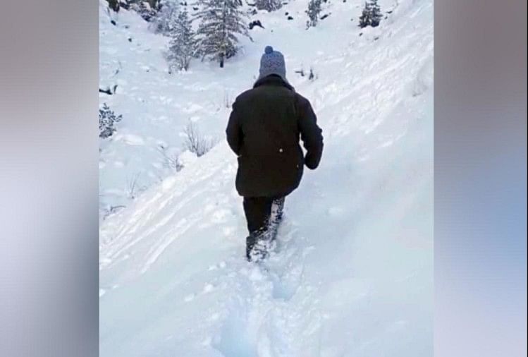 हिमाचल: एक फीट बर्फ में खड्ड से पीठ पर पानी ढोने को मजबूर हैं महिलाएं Himachal News: snowfall in Lahaul spiti No water supply in village