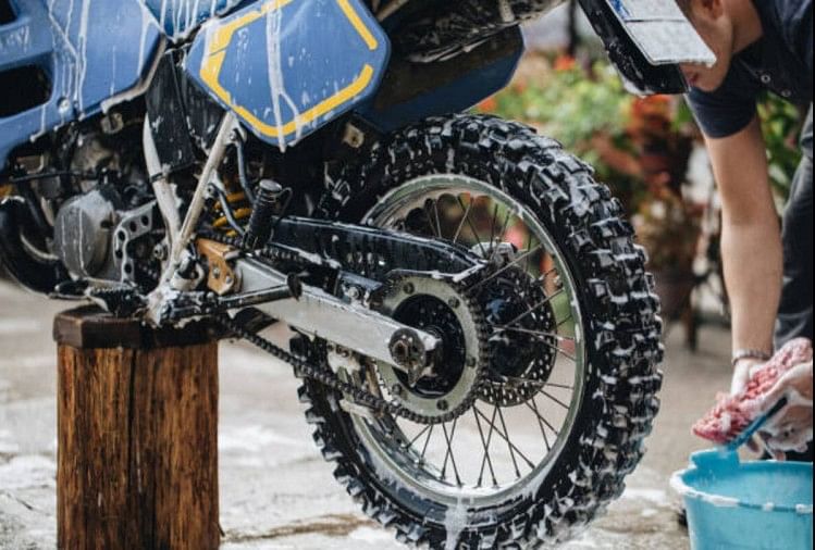 Bike Wash: बाइक धोते समय इन 4 बातों का रखें ध्यान, नहीं तो हो सकता है बड़ा नुकसान बाइक धोते समय इन बातों का रखें ध्यान