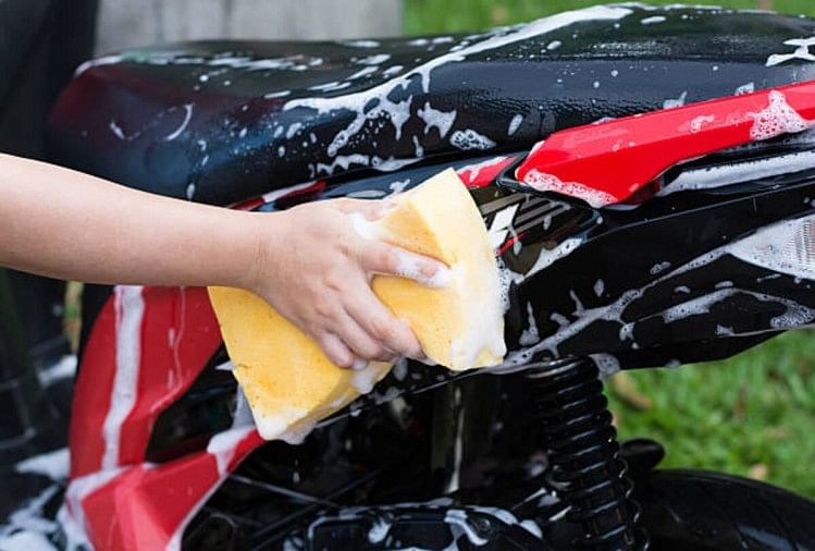 Bike Wash: बाइक धोते समय इन 4 बातों का रखें ध्यान, नहीं तो हो सकता है बड़ा नुकसान बाइक धोते समय इन बातों का रखें ध्यान