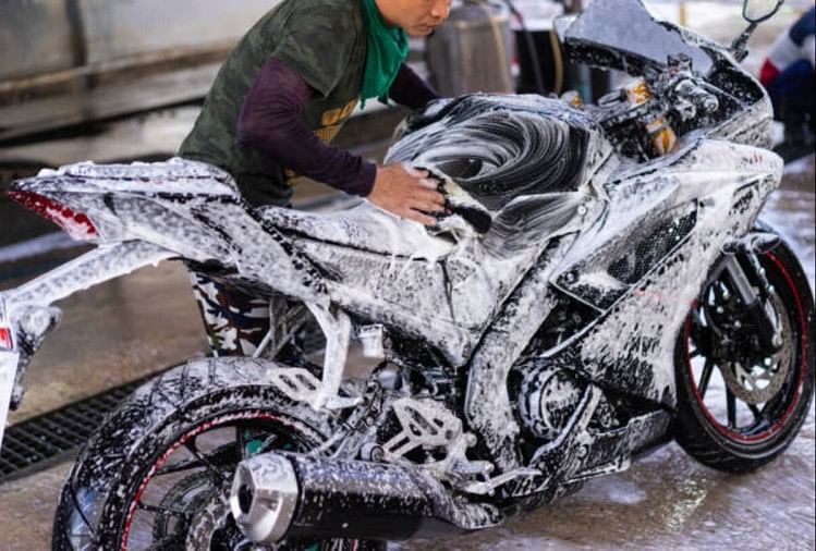 Bike Wash: बाइक धोते समय इन 4 बातों का रखें ध्यान, नहीं तो हो सकता है बड़ा नुकसान बाइक धोते समय इन बातों का रखें ध्यान