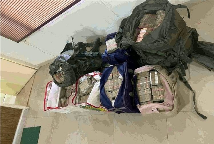 125 करोड़ की ठगी: प्रवीण ने भागने से पहले एनएसजी परिसर में छिपाए थे करोड़ों के जेवर, उसकी प्रेमिका पर भी कसा शिकंजा प्रवीण यादव के फ्लैट से बरामद नकदी