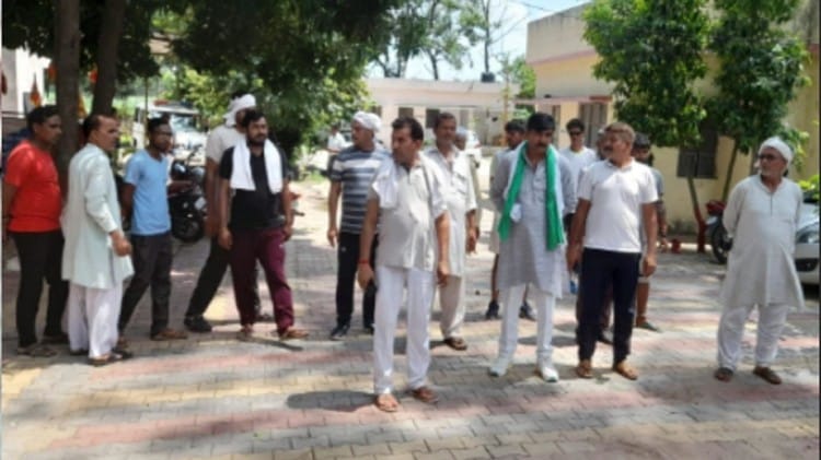 टिकैत के गांव में मातम: घर से हंसते हुए गया था सेना का जवान, मौत से मचा कोहराम, सदमे में परिजन, तस्वीरें थाने में हंगामा करते परिजन।
