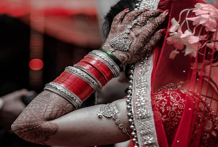 bride bend backward so much during jayamala sensation on the social media