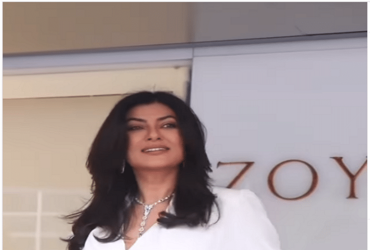 Bollywood Sushmita Sen trying to adjust the dress captured the oops moment in the video