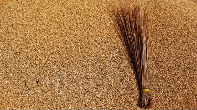 vastu tips for broom never put your feet on broom otherwise maa lakshmi will be angry jhadu ke totke in hindi