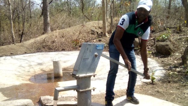 http://spiderimg.amarujala.com/assets/images/uploads/160506171908-pinkoo-joshep-handpump-pic-624x351-pinkoojoseph-nocredit_572ed24e12319.jpg