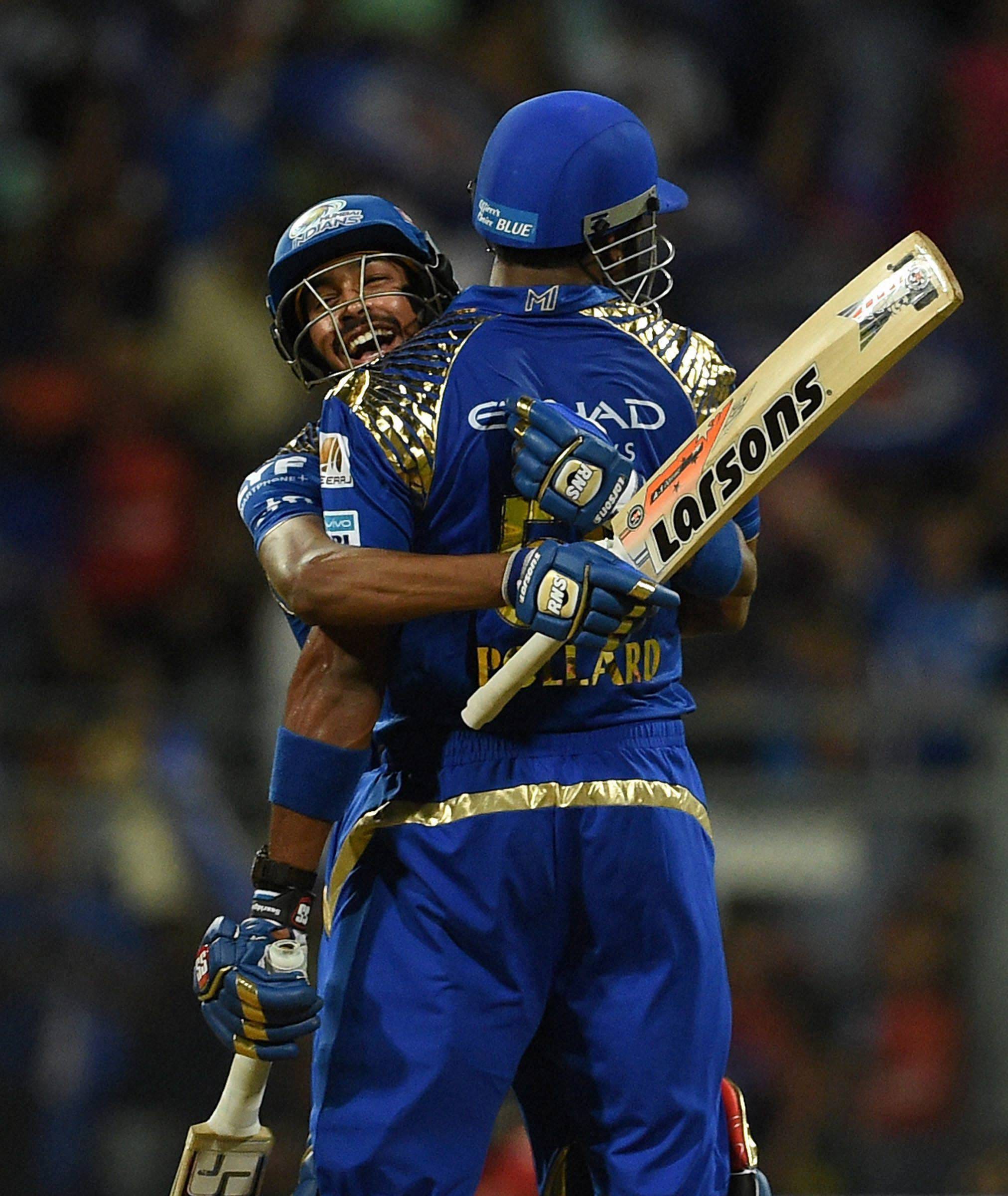 http://spiderimg.amarujala.com/assets/images/uploads/hardik-pandya-and-kieron-pollard-11_57186e495569f.jpg