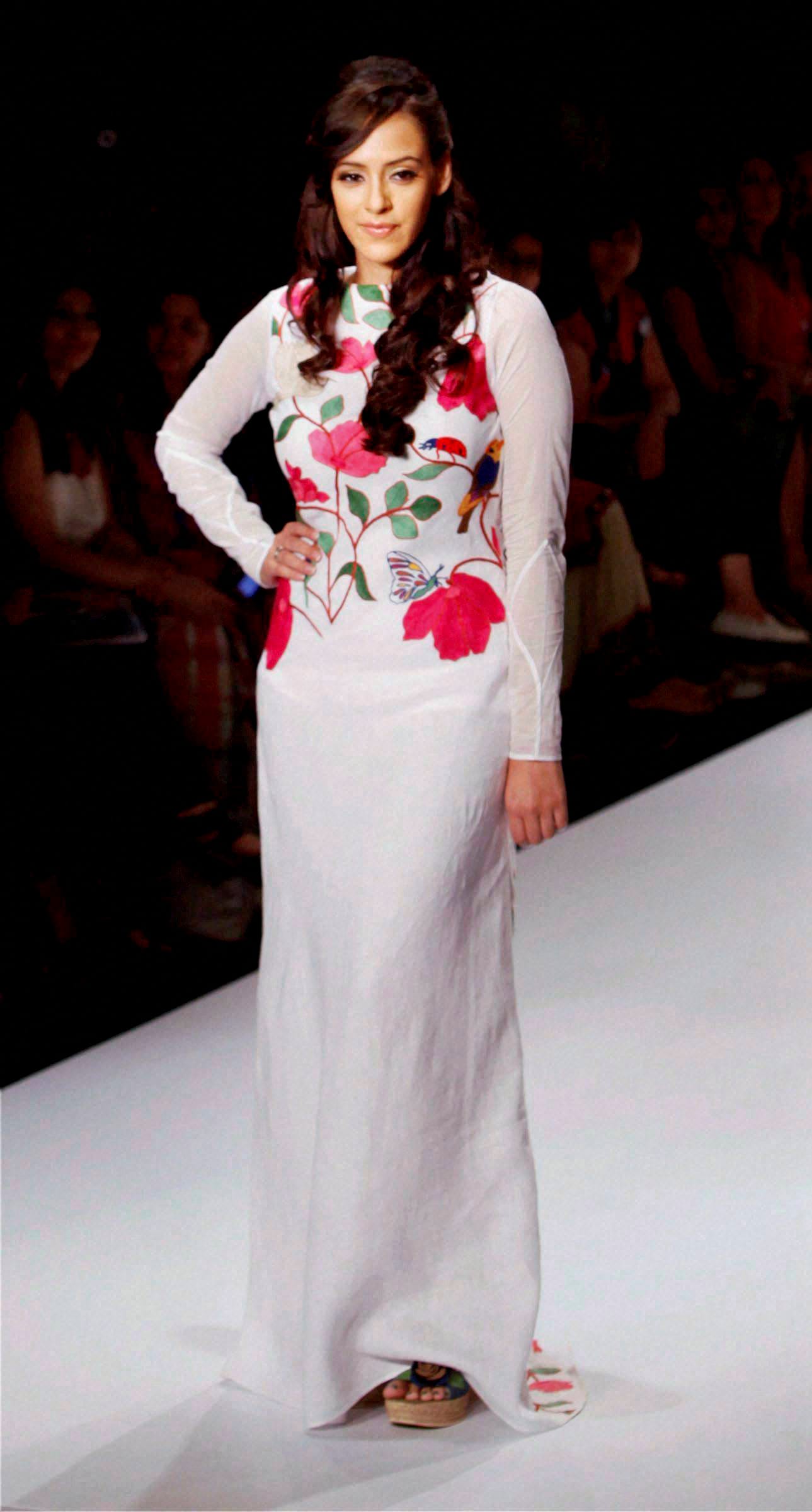 http://spiderimg.amarujala.com/assets/images/uploads/hazel-keech-with-12_5746909b4dd45.jpg
