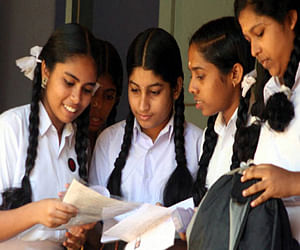 AP CM turns teacher; asks pupils to follow current affairs