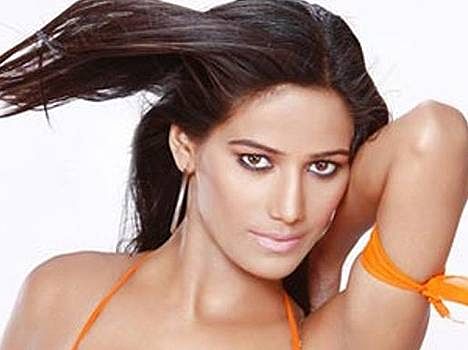 Poonam Pandey And Salman's Mother Name Dispu - पूनम पांडे ने सलमान की