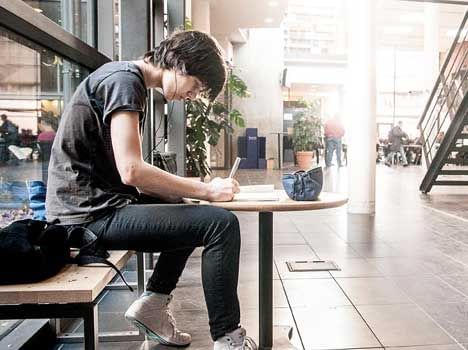 Right Tips For Posture - देर तक पढ़ते हैं तो जानें बैठने का सही तरीका -  Amar Ujala Hindi News Live