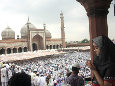 Rozedaars Offering Alvida Namaz In Jama Masjid - Pics 