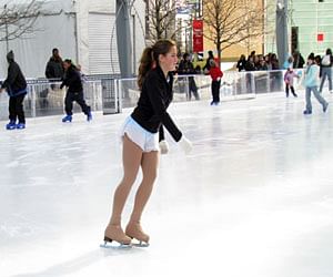 Ice Skating Ring In Gurgaon च लच ल त गर म म च ह ए बर फब र क मज त पढ य खबर Amar Ujala Hindi News Live