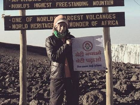 haryana girl hosted beti bchao flag on kilimanjaro hill of africa