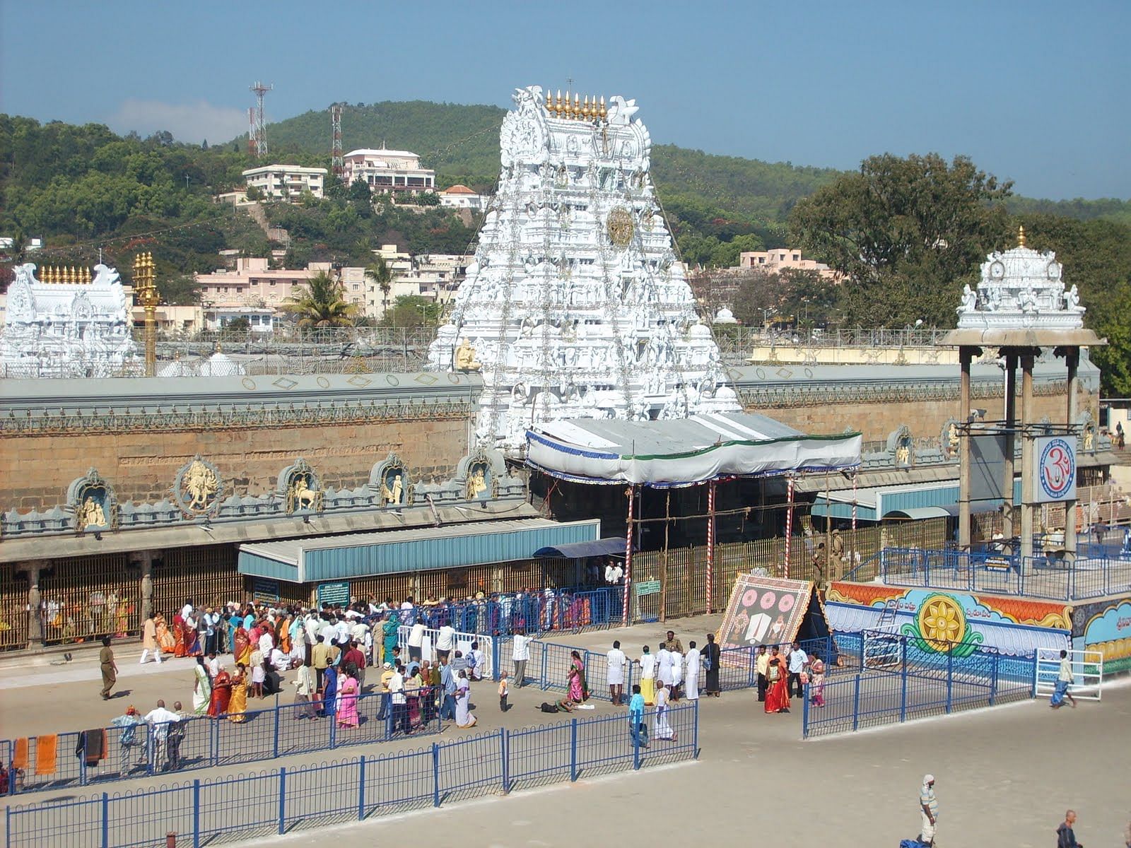 Andhra Pradesh Tirupati Temple Reopens After 80 Days, Mask And Social  Distancing Compulsory For Pilgrims - तिरुपति मंदिर में 80 दिन बाद  श्रद्धालुओं ने किए दर्शन, मास्क और सोशल डिस्टेंसिंग ...