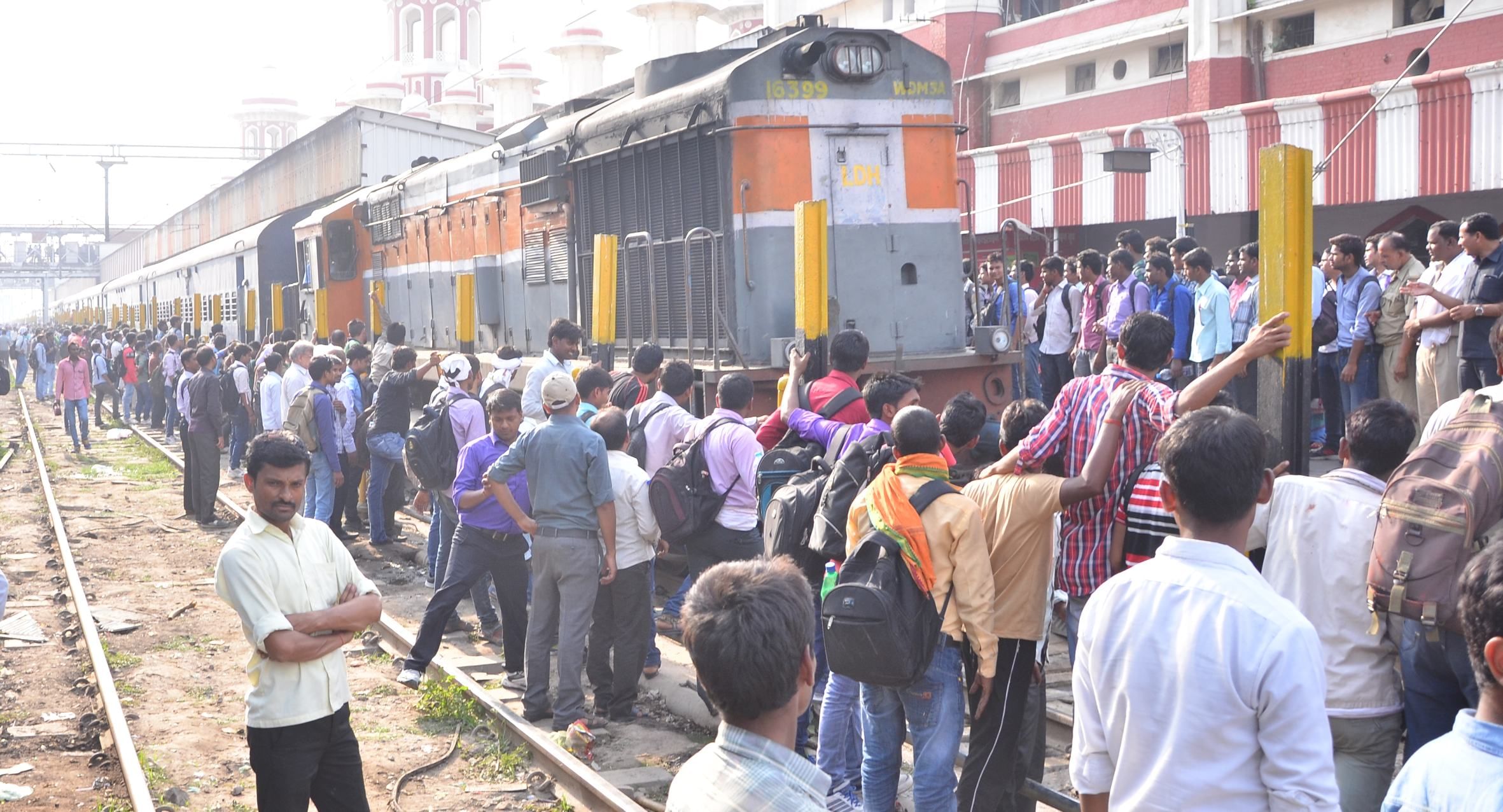 Rush At Lucknow Charbagh Station After Exam - चार कदम दूरी ...