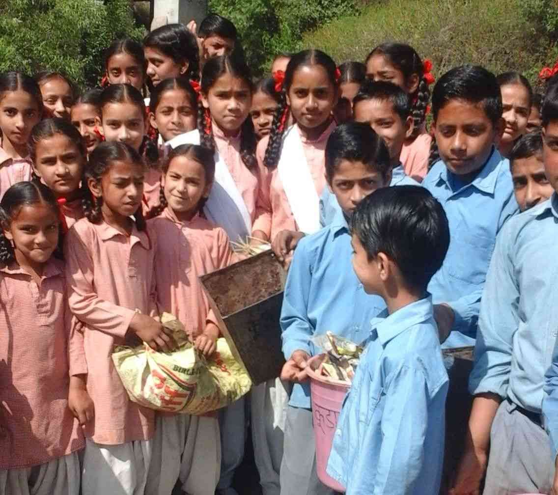 Earth Day Clebrated In School - पृथ्वी दिवस पर धरती बचाओ ...