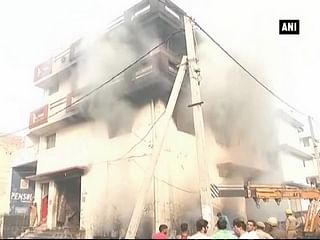 संजय गांधी ट्रांसपोर्ट नगर में लगी आग