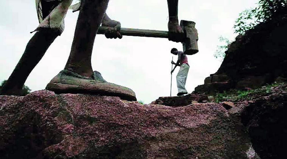 मजदूर दिवस श्रमिक वर्ग को समर्पित है जो खून-पसीना बहाकर काम कर रहा है।