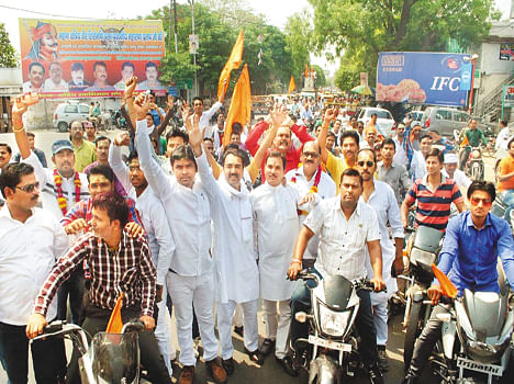  परशुराम जयंती पर रैली निकालते ब्राह्मण समाज के प्रदेश अध्यक्ष डा. राजीव लोचन शुक्ला, जिलाध्यक्ष ऋषि मिश्रा आदि।