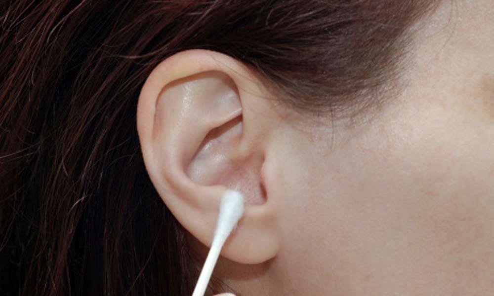 Weird Facts About Ear Wax कान के मैल से जुड़ी कई रोचक बातें, चौंका