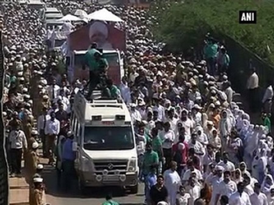 बाबा हरदेव सिंह के अंतिम दर्शन के लिए हज़ारों की तादाद में जमा हुई भीड़