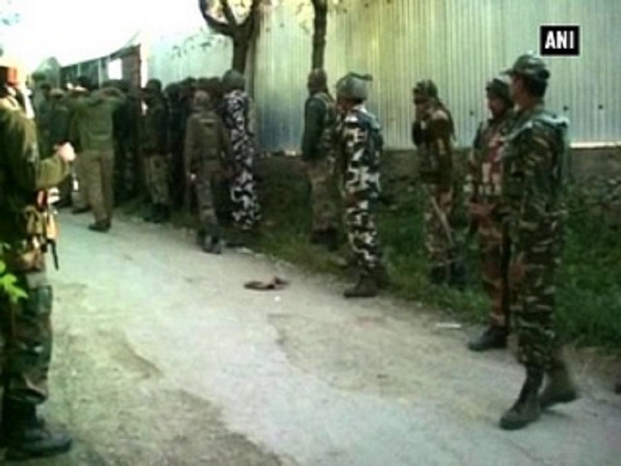 बारामुला में सेना और आतंकियों के बीच मुठभेड़ जारी
