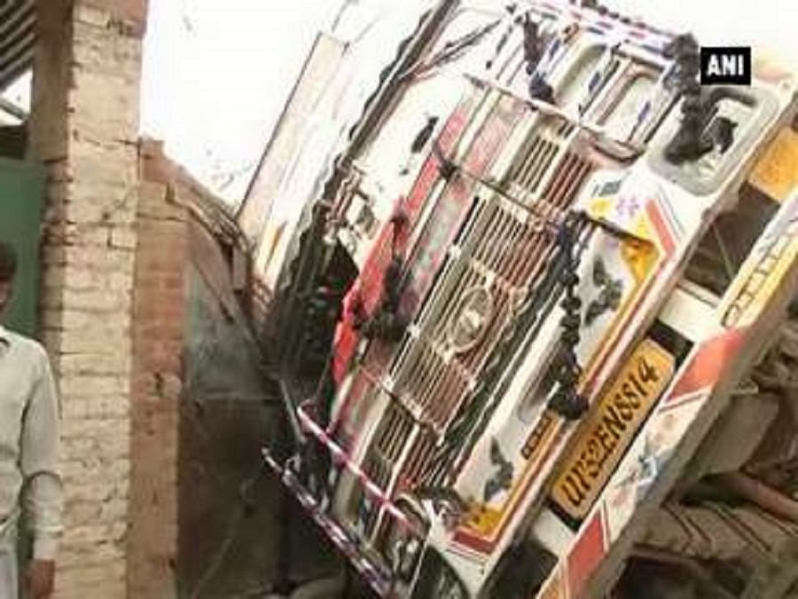 झोपड़ियों पर पलटा बालू से लदा ट्रक, 5 लोगों की मौत